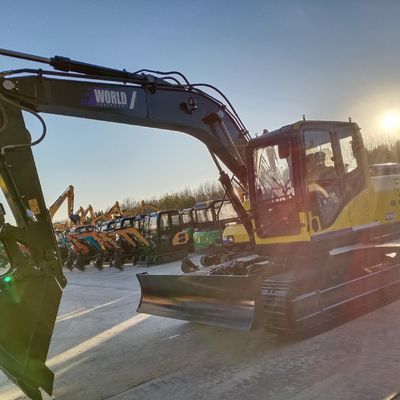 Длинный экскаватор руки с резиновыми следами